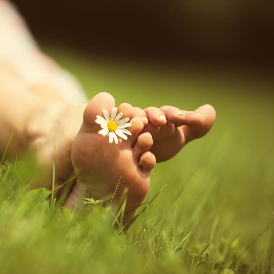 Pieds dans l’herbe au printemps
