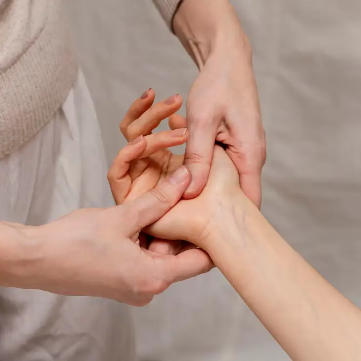Travail d’une première zone pendant une séance de réflexologie combinée