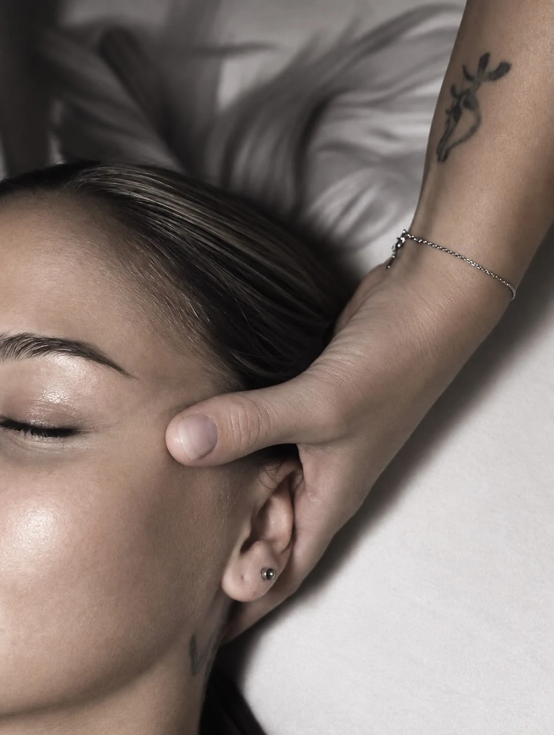 Stimulation du visage pendant une séance de réflexologie faciale Dien Chan