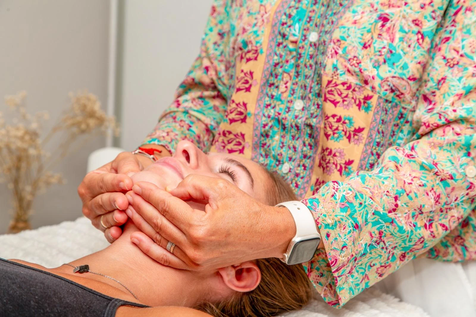 Séance de réflexologie faciale Dien Chan avec un travail doux sur le visage