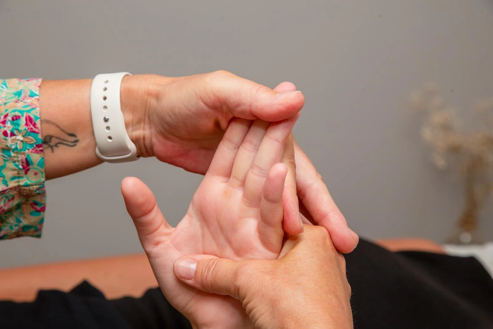 Séance de réflexologie palmaire avec un travail doux sur les mains